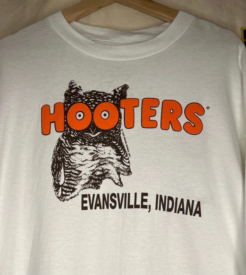 Hooters Evansville Indiana T-Shirt: XXL